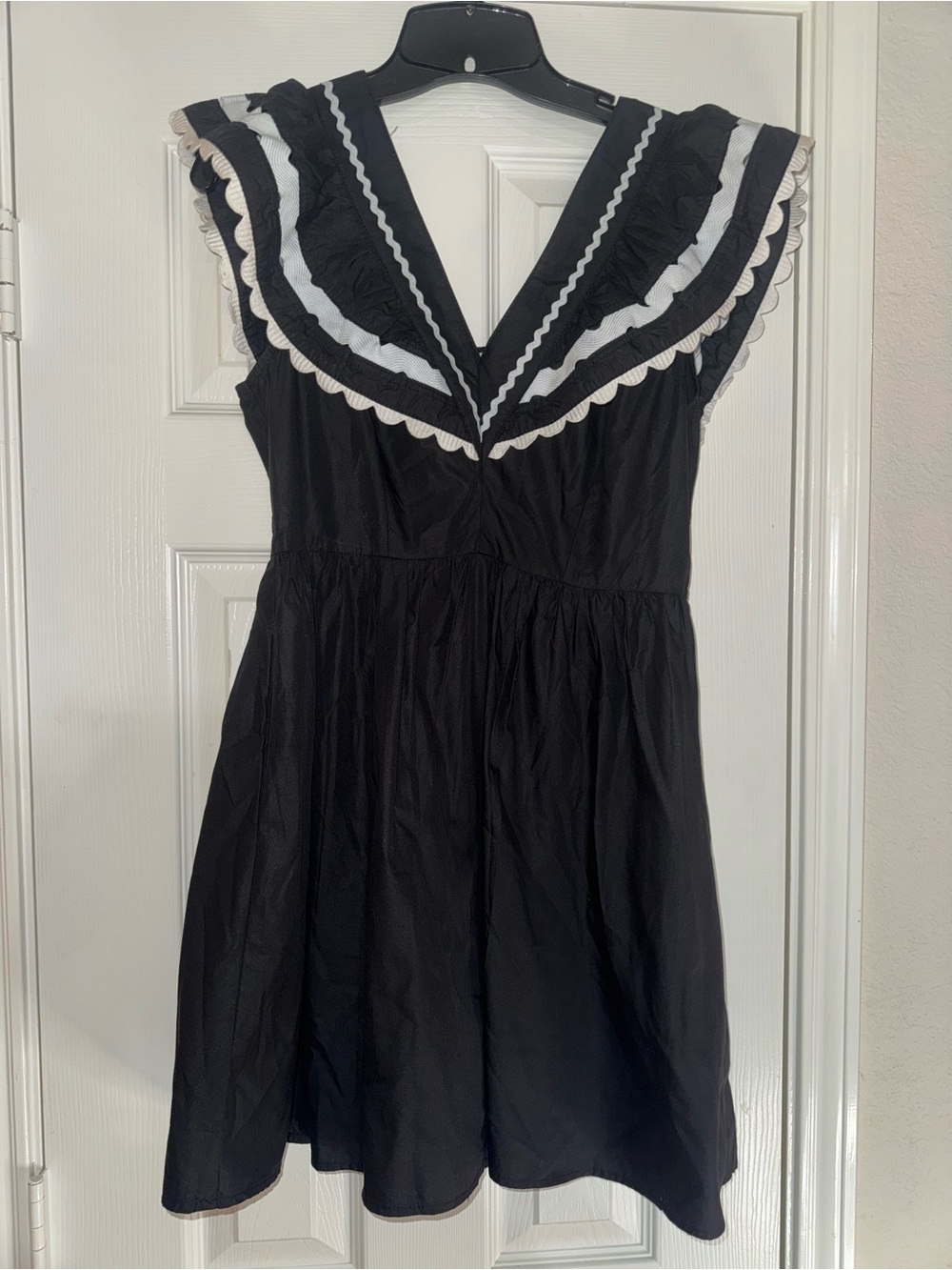 entro Black and White Dress